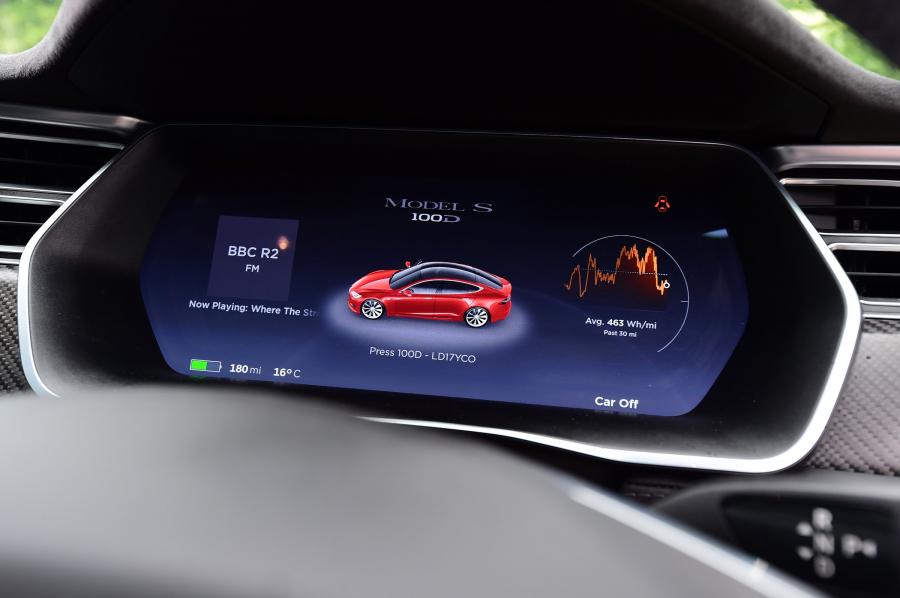 Панель приборов Tesla Model S 100D 2017 года  (UK) (фото 10 из 12)